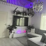 Casa vacanze Hopea Villa, Vuokatin Ytimessae Sisaeltyy Sauna, Ilmainen Pysaekoeinti, Wi-fi, 55smarttv, Omapiha, Sopii Perheille