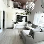 Hopea Villa, Vuokatin Ytimessae Sisaeltyy Sauna, Ilmainen Pysaekoeinti, Wi-fi, 55smarttv, Omapiha, Sopii Perheille Casa vacanze