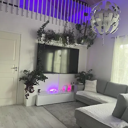 Vakantiehuis Hopea Villa, Vuokatin Ytimessae Sisaeltyy Sauna, Ilmainen Pysaekoeinti, Wi-fi, Iso 75smarttv, Omapiha, Sopii Perheille, Parvellinen Tilava Kaksio, 1x 160cm Saenky, 1x 160cm Vuode Sohva, 2x 120cm Saenky