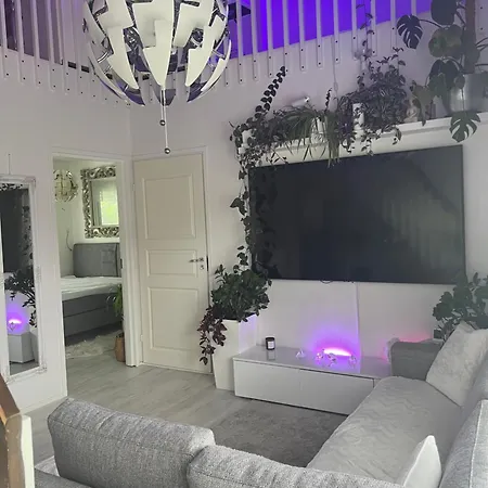 Vakantiehuis Hopea Villa, Vuokatin Ytimessae Sisaeltyy Sauna, Ilmainen Pysaekoeinti, Wi-fi, Iso 75smarttv, Omapiha, Sopii Perheille, Parvellinen Tilava Kaksio, 1x 160cm Saenky, 1x 160cm Vuode Sohva, 2x 120cm Saenky Vuokatti