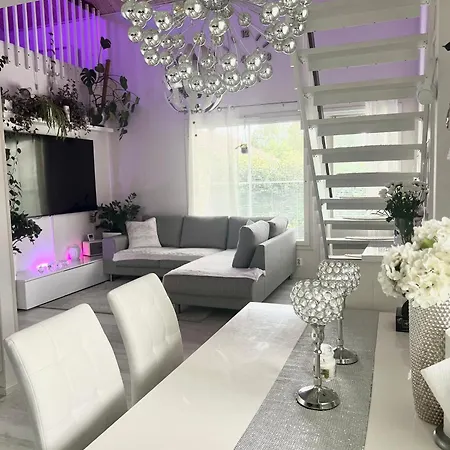 Hopea Villa, Vuokatin Ytimessae Sisaeltyy Sauna, Ilmainen Pysaekoeinti, Wi-fi, Iso 75smarttv, Omapiha, Sopii Perheille, Parvellinen Tilava Kaksio, 1x 160cm Saenky, 1x 160cm Vuode Sohva, 2x 120cm Saenky * Vuokatti