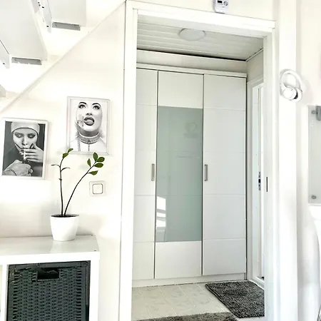 Vakantiehuis Hopea Villa, Vuokatin Ytimessae Sisaeltyy Sauna, Ilmainen Pysaekoeinti, Wi-fi, Iso 75smarttv, Omapiha, Sopii Perheille, Parvellinen Tilava Kaksio, 1x 160cm Saenky, 1x 160cm Vuode Sohva, 2x 120cm Saenky