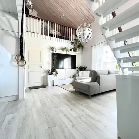 Hopea Villa, Vuokatin Ytimessae Sisaeltyy Sauna, Ilmainen Pysaekoeinti, Wi-fi, Iso 75smarttv, Omapiha, Sopii Perheille, Parvellinen Tilava Kaksio, 1x 160cm Saenky, 1x 160cm Vuode Sohva, 2x 120cm Saenky Vakantiehuis *