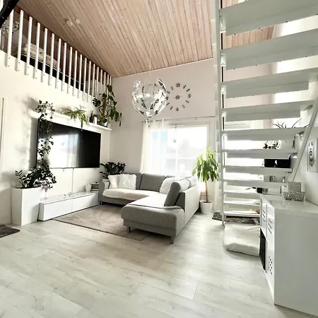 Hopea Villa, Vuokatin Ytimessae Sisaeltyy Sauna, Ilmainen Pysaekoeinti, Wi-fi, Iso 75smarttv, Omapiha, Sopii Perheille, Parvellinen Tilava Kaksio, 1x 160cm Saenky, 1x 160cm Vuode Sohva, 2x 120cm Saenky Vuokatti