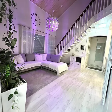 Hopea Villa, Vuokatin Ytimessae Sisaeltyy Sauna, Ilmainen Pysaekoeinti, Wi-fi, Iso 75smarttv, Omapiha, Sopii Perheille, Parvellinen Tilava Kaksio, 1x 160cm Saenky, 1x 160cm Vuode Sohva, 2x 120cm Saenky Vuokatti