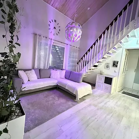 Hopea Villa, Vuokatin Ytimessae Sisaeltyy Sauna, Ilmainen Pysaekoeinti, Wi-Fi, Iso 75Smarttv, Omapiha, Sopii Perheille, Parvellinen Tilava Kaksio, 1X 160Cm Saenky, 2X 120Cm Saenky Vakantiehuis