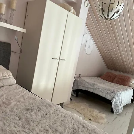 Hopea Villa, Vuokatin Ytimessae Sisaeltyy Sauna, Ilmainen Pysaekoeinti, Wi-fi, Iso 75smarttv, Omapiha, Sopii Perheille, Parvellinen Tilava Kaksio, 1x 160cm Saenky, 1x 160cm Vuode Sohva, 2x 120cm Saenky *