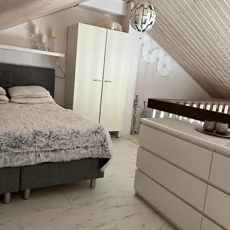 Hopea Villa, Vuokatin Ytimessae Sisaeltyy Sauna, Ilmainen Pysaekoeinti, Wi-fi, Iso 75smarttv, Omapiha, Sopii Perheille, Parvellinen Tilava Kaksio, 1x 160cm Saenky, 1x 160cm Vuode Sohva, 2x 120cm Saenky Vuokatti