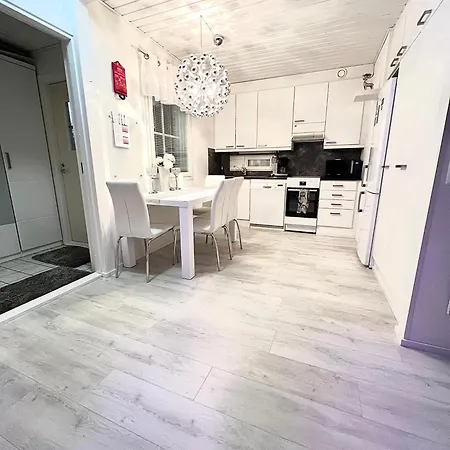 Hopea Villa, Vuokatin Ytimessae Sisaeltyy Sauna, Ilmainen Pysaekoeinti, Wi-Fi, Iso 75Smarttv, Omapiha, Sopii Perheille, Parvellinen Tilava Kaksio, 1X 160Cm Saenky, 2X 120Cm Saenky