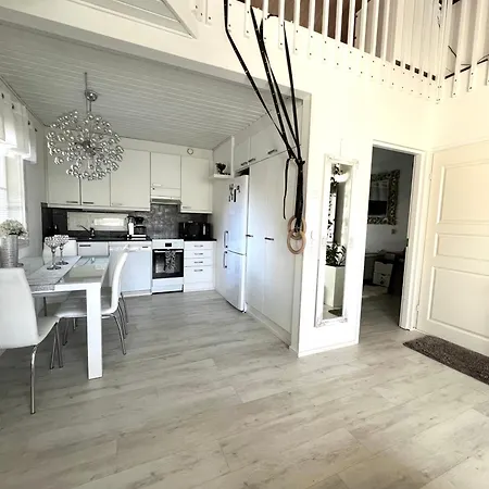 Hopea Villa, Vuokatin Ytimessae Sisaeltyy Sauna, Ilmainen Pysaekoeinti, Wi-Fi, Iso 75Smarttv, Omapiha, Sopii Perheille, Parvellinen Tilava Kaksio, 1X 160Cm Saenky, 2X 120Cm Saenky Vakantiehuis *