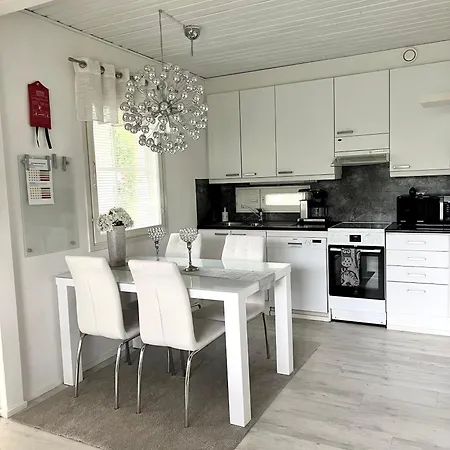 Hopea Villa, Vuokatin Ytimessae Sisaeltyy Sauna, Ilmainen Pysaekoeinti, Wi-Fi, Iso 75Smarttv, Omapiha, Sopii Perheille, Parvellinen Tilava Kaksio, 1X 160Cm Saenky, 2X 120Cm Saenky *