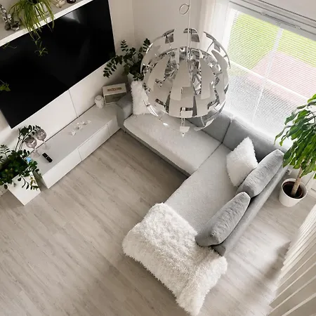 Hopea Villa, Vuokatin Ytimessae Sisaeltyy Sauna, Ilmainen Pysaekoeinti, Wi-fi, Iso 75smarttv, Omapiha, Sopii Perheille, Parvellinen Tilava Kaksio, 1x 160cm Saenky, 1x 160cm Vuode Sohva, 2x 120cm Saenky
