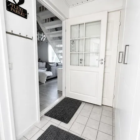 Hopea Villa, Vuokatin Ytimessae Sisaeltyy Sauna, Ilmainen Pysaekoeinti, Wi-fi, Iso 75smarttv, Omapiha, Sopii Perheille, Parvellinen Tilava Kaksio, 1x 160cm Saenky, 1x 160cm Vuode Sohva, 2x 120cm Saenky Vakantiehuis Vuokatti